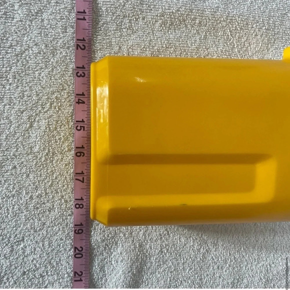 Vintage Rubbermaid Yellow Handleless Pitcher With Lid - Picture 11 of 13